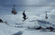 Image d'un skieur en plein saut